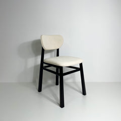 Cadeira sinuosa ebanizada - estofado boucle branco alaska