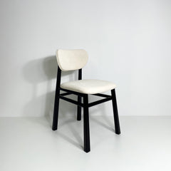 Cadeira sinuosa ebanizada - estofado boucle branco alaska