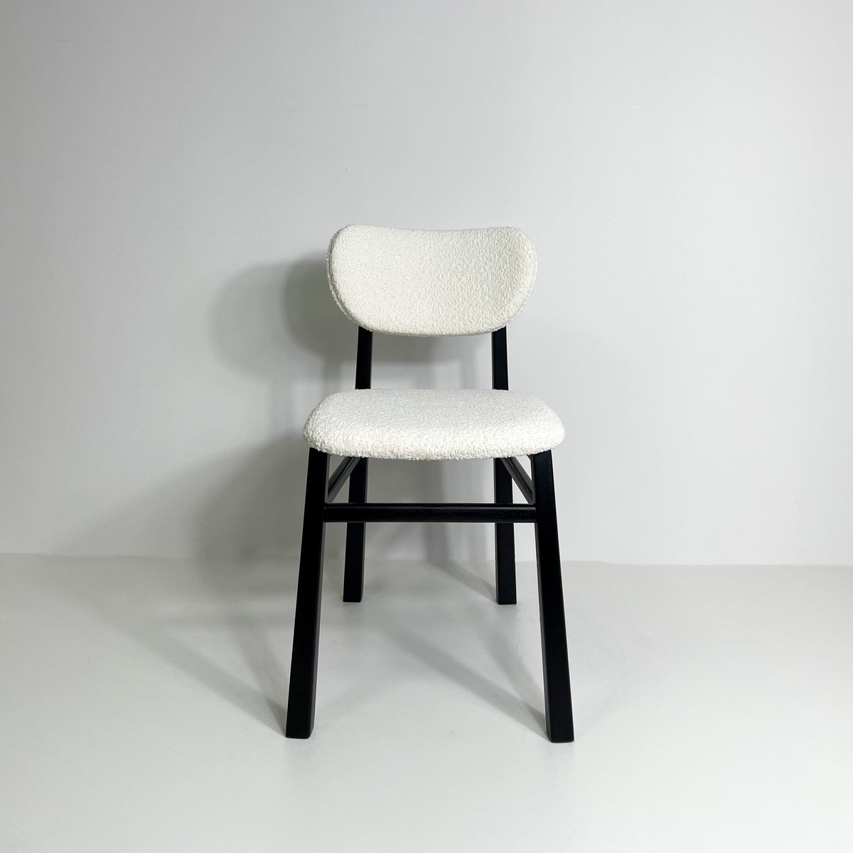 Cadeira sinuosa ebanizada - estofado boucle branco sheep