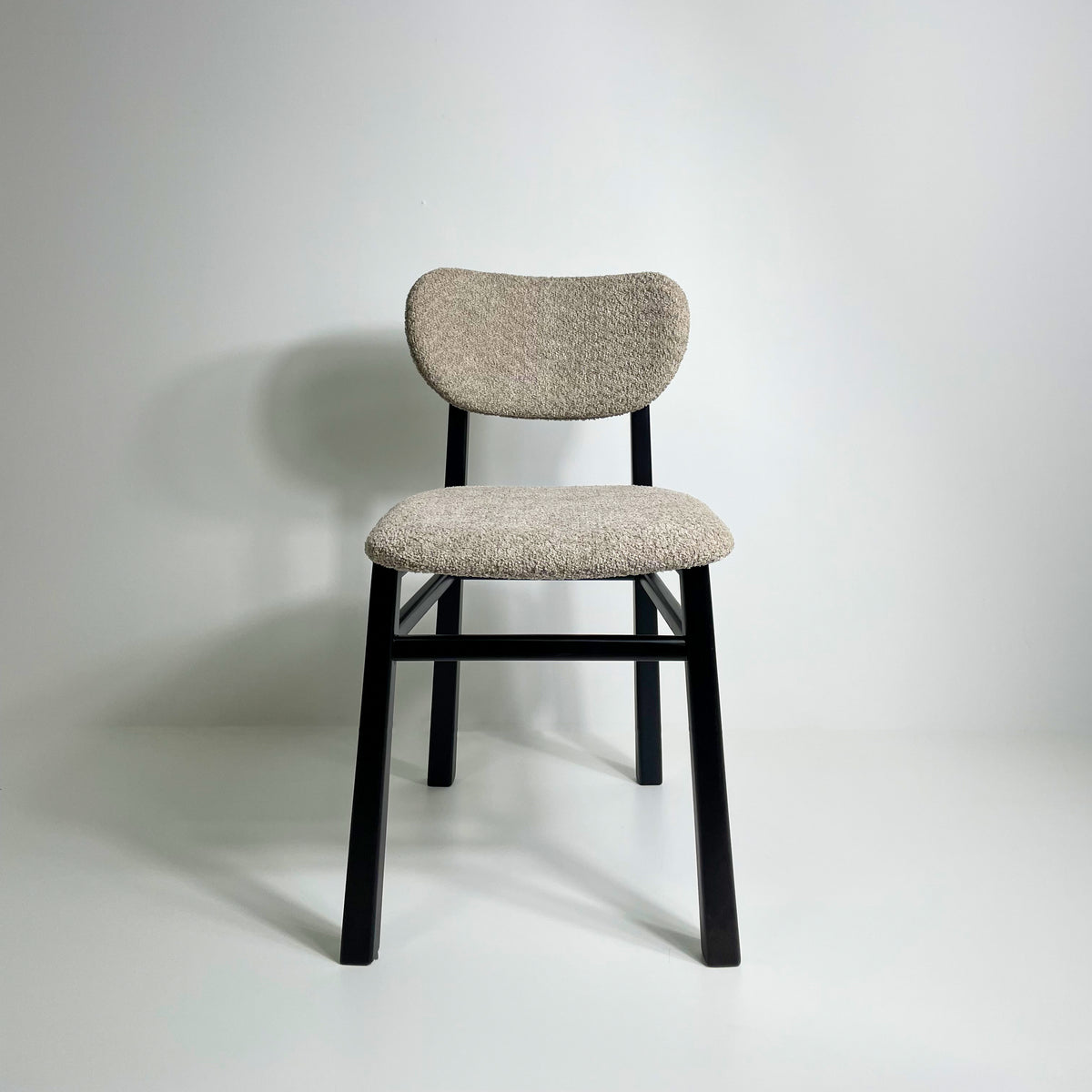 Cadeira sinuosa ebanizada - estofado boucle marrom sheep