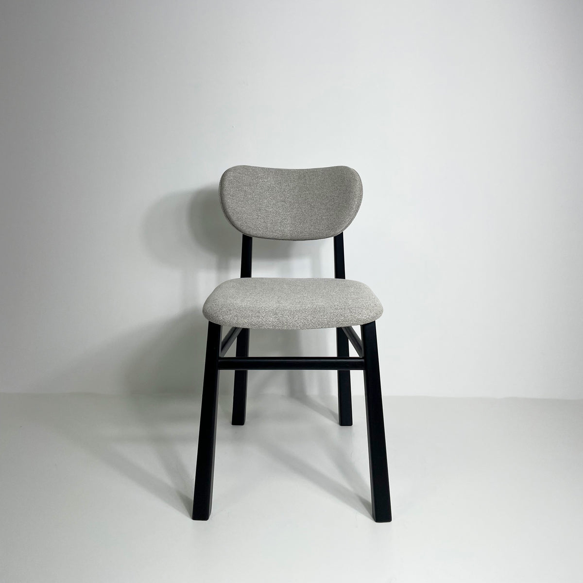 Cadeira sinuosa ebanizada - estofado linho crômio