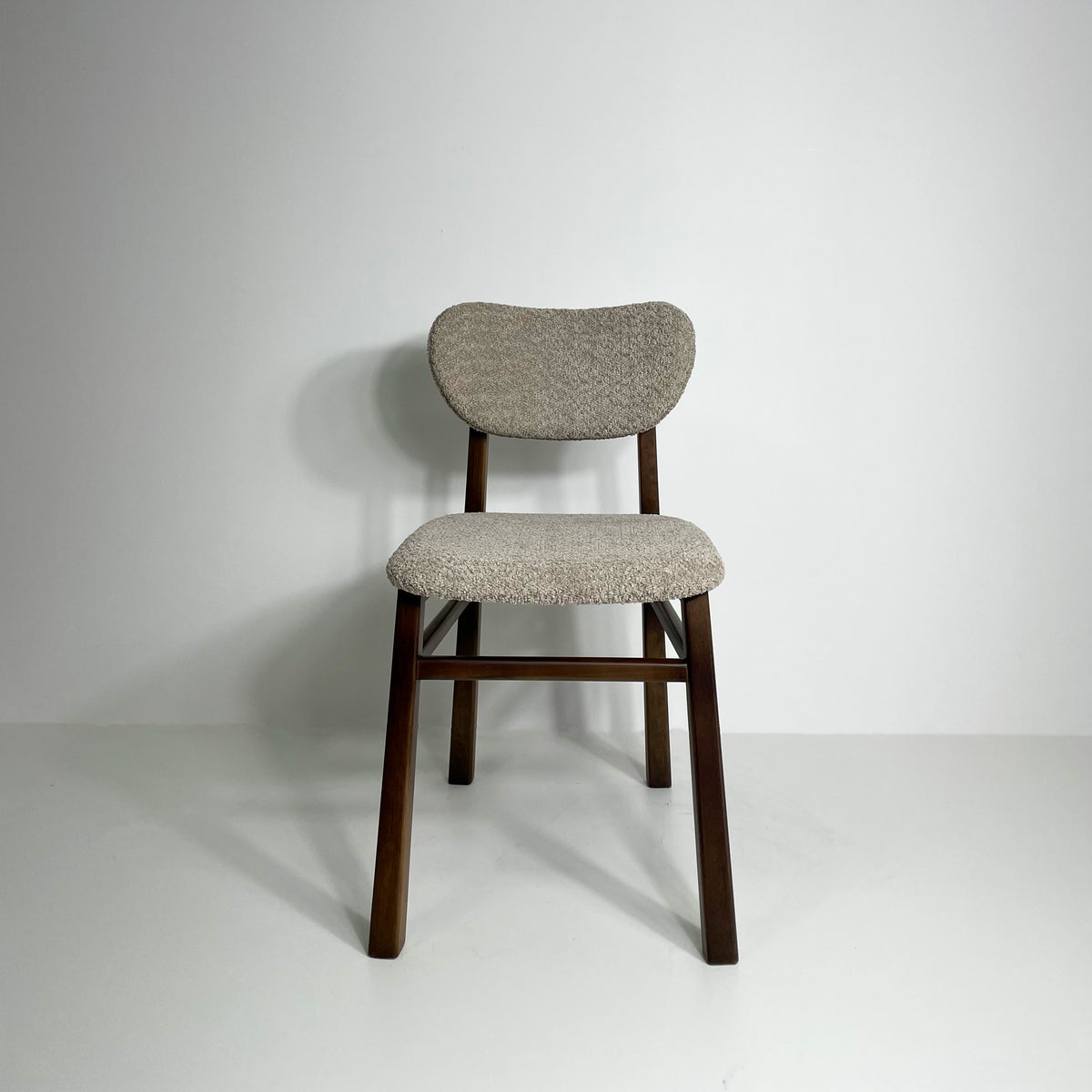 Cadeira sinuosa nogueira - estofado boucle marrom sheep