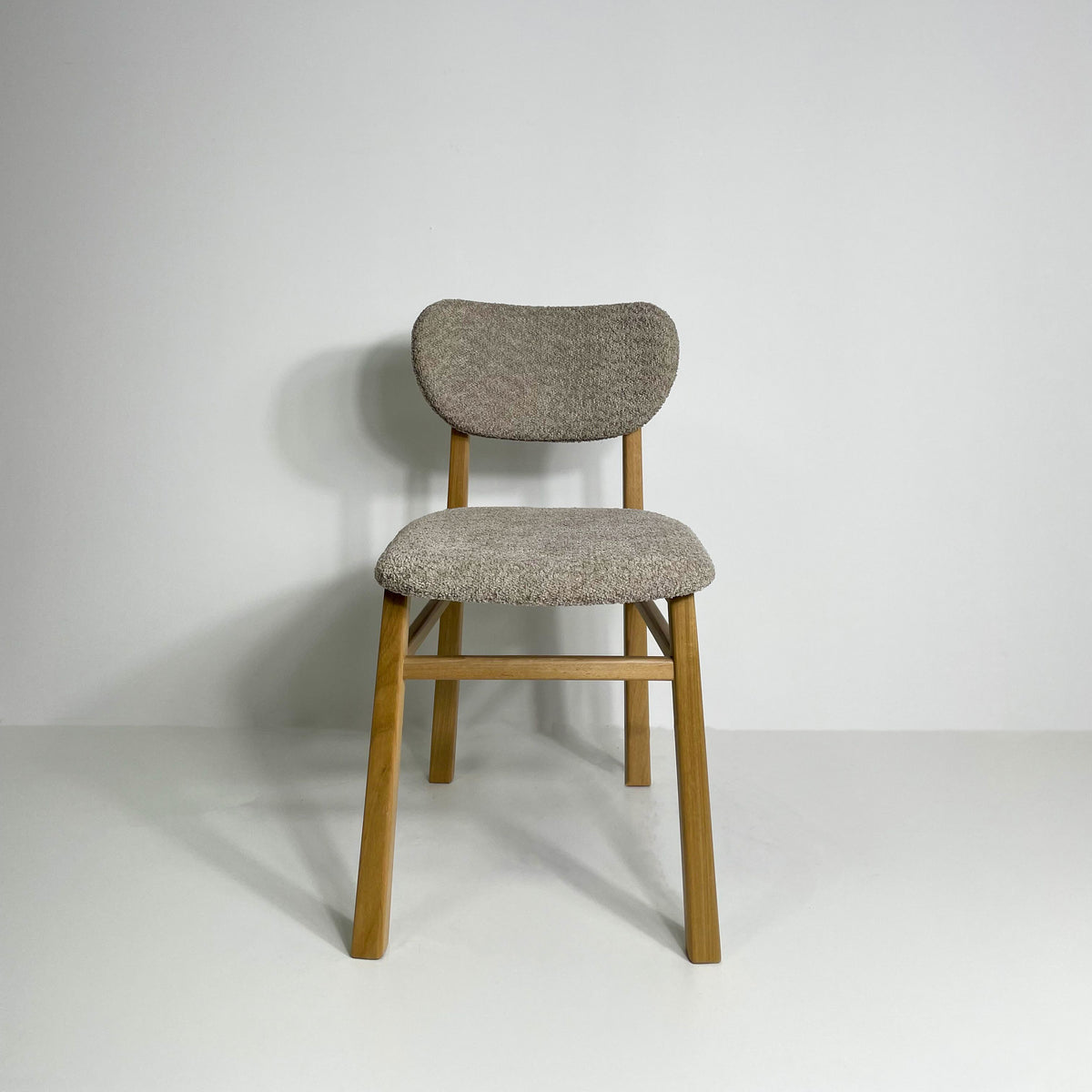 Cadeira sinuosa tauari - estofado boucle marrom sheep