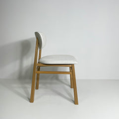 Cadeira sinuosa tauari - estofado linho branco cru