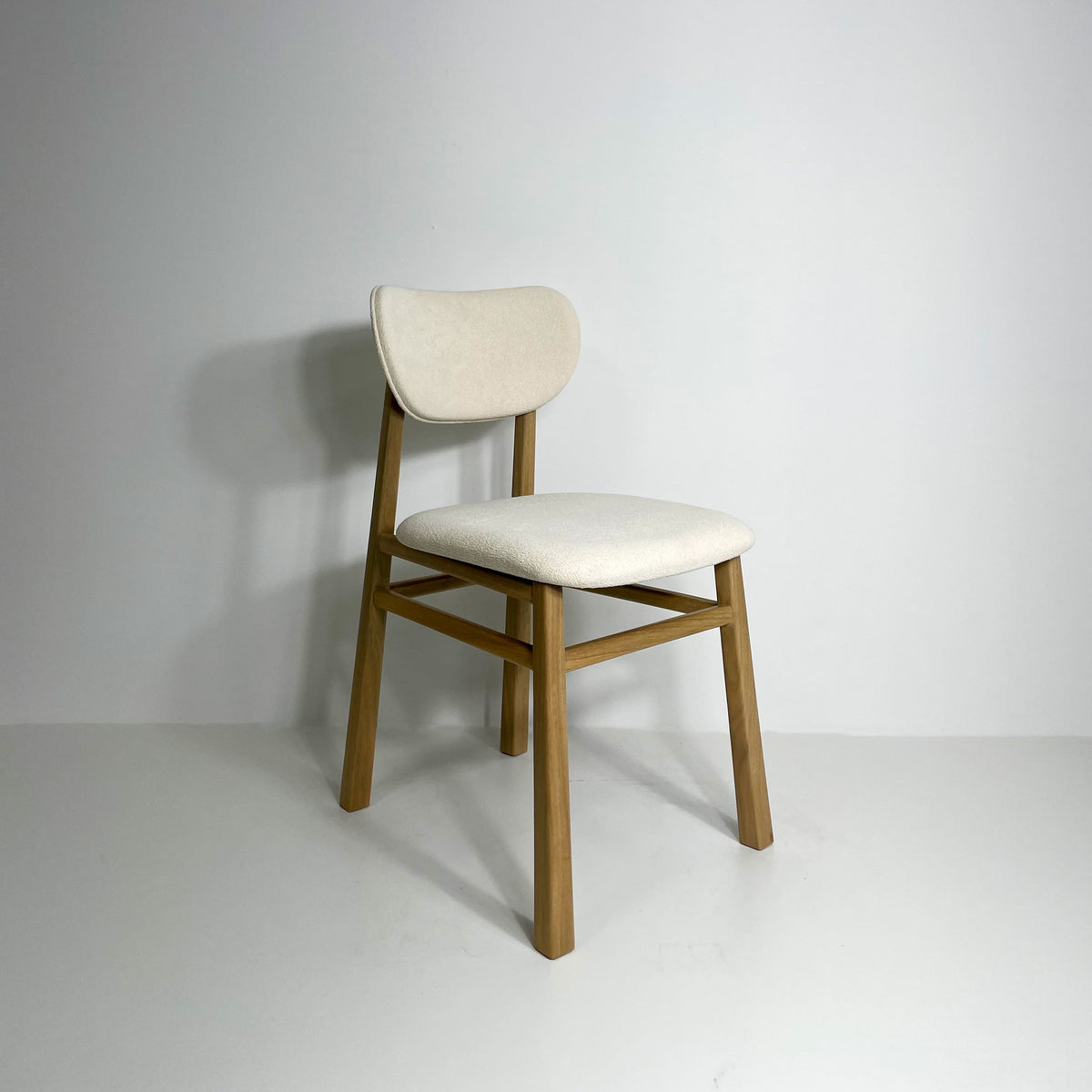 Cadeira sinuosa tauari - estofado boucle branco alaska