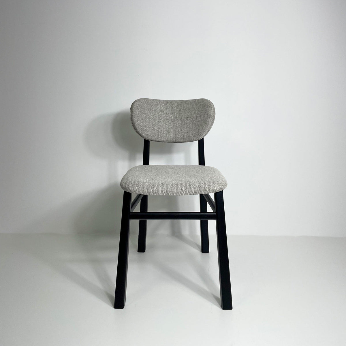 Cadeira sinuosa ebanizada - estofado linho crômio - Veromobili | Móveis e Decoração