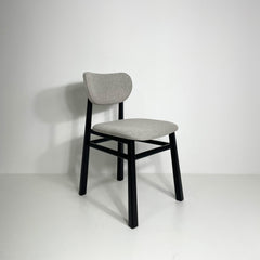 Cadeira sinuosa ebanizada - estofado linho crômio - Veromobili | Móveis e Decoração