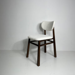 Cadeira sinuosa nogueira - estofado boucle branco sheep - Veromobili | Móveis e Decoração