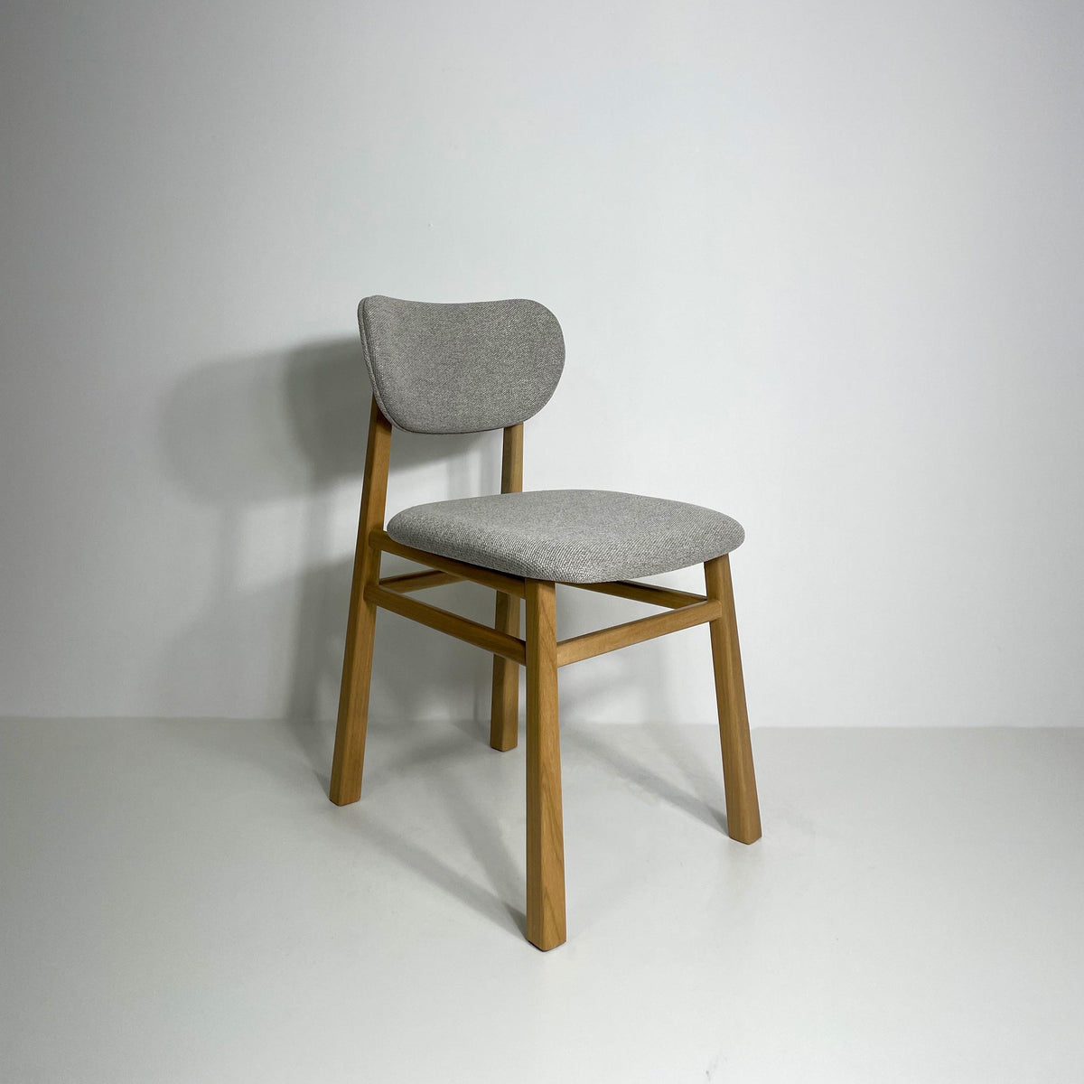 Cadeira sinuosa tauari - estofado linho crômio - Veromobili | Móveis e Decoração